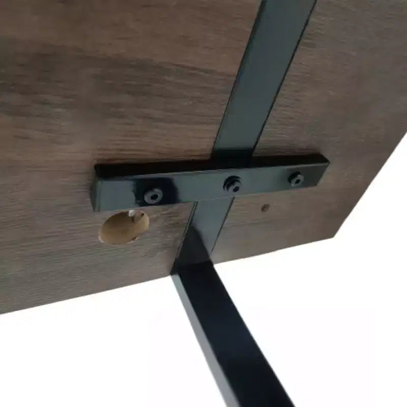 Table à manger moderne, rustique et industrielle (4-6 personnes), MDF de 1.5 d’épaisseur, pieds en métal noir, polyvalente.
