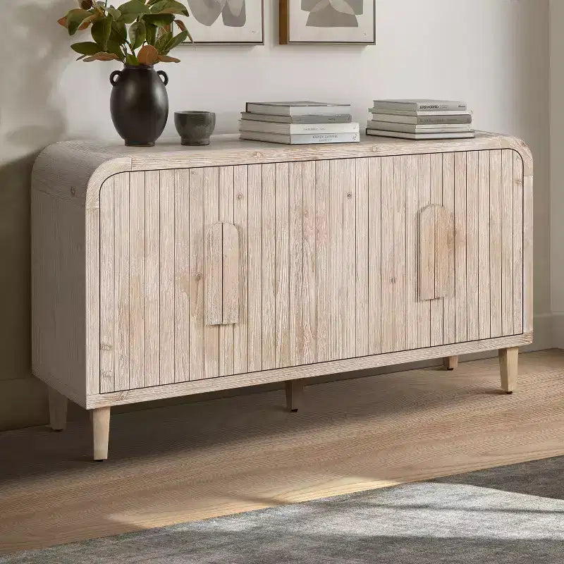 Buffet incurvé de style fermier vintage de 59''W avec grandes poignées en bois, sculpture à grain de bois vertical et étagères réglables