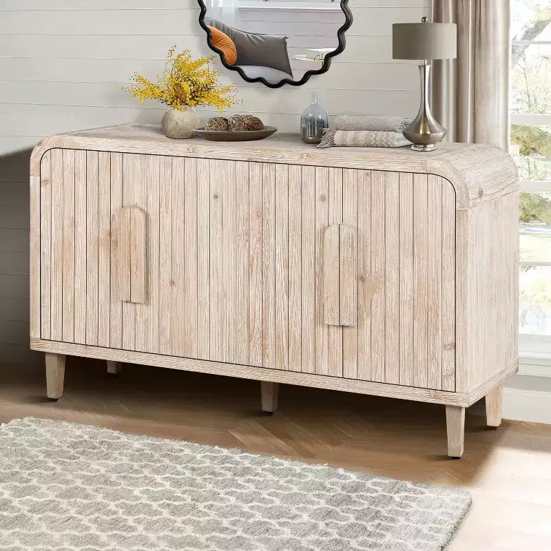 Buffet incurvé de style fermier vintage de 59''W avec grandes poignées en bois, sculpture à grain de bois vertical et étagères réglables