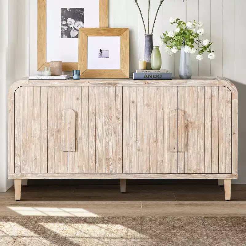Buffet incurvé de style fermier vintage de 59''W avec grandes poignées en bois, sculpture à grain de bois vertical et étagères réglables