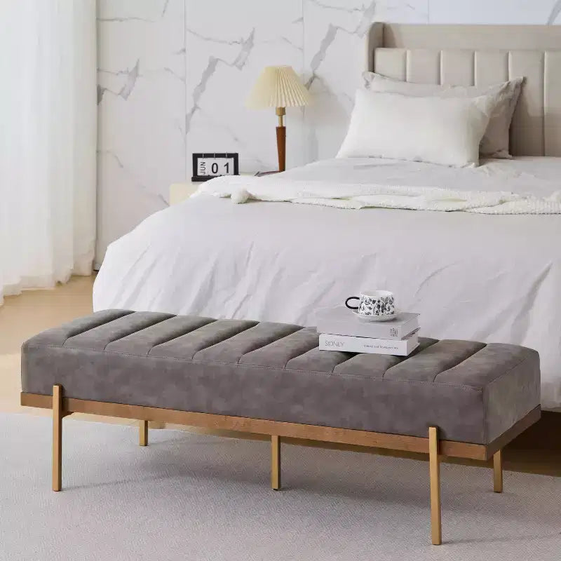 Pouf moderne de 55 W en similicuir capitonné à canaux, avec piètement doré