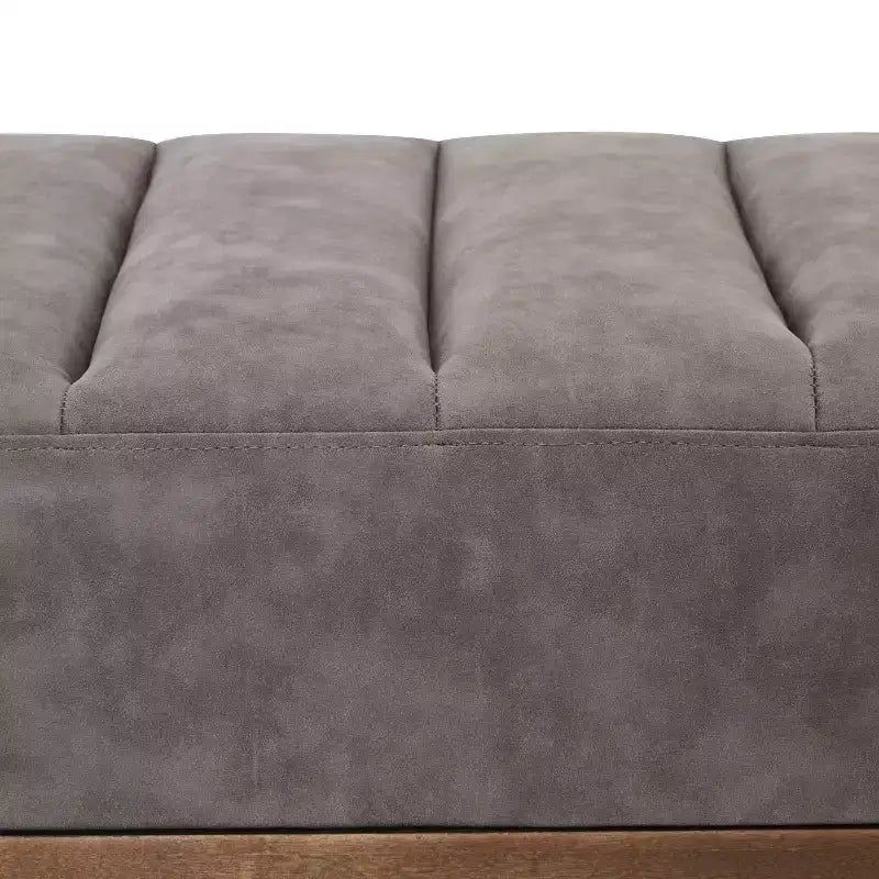 Pouf moderne de 55 W en similicuir capitonné à canaux, avec piètement doré