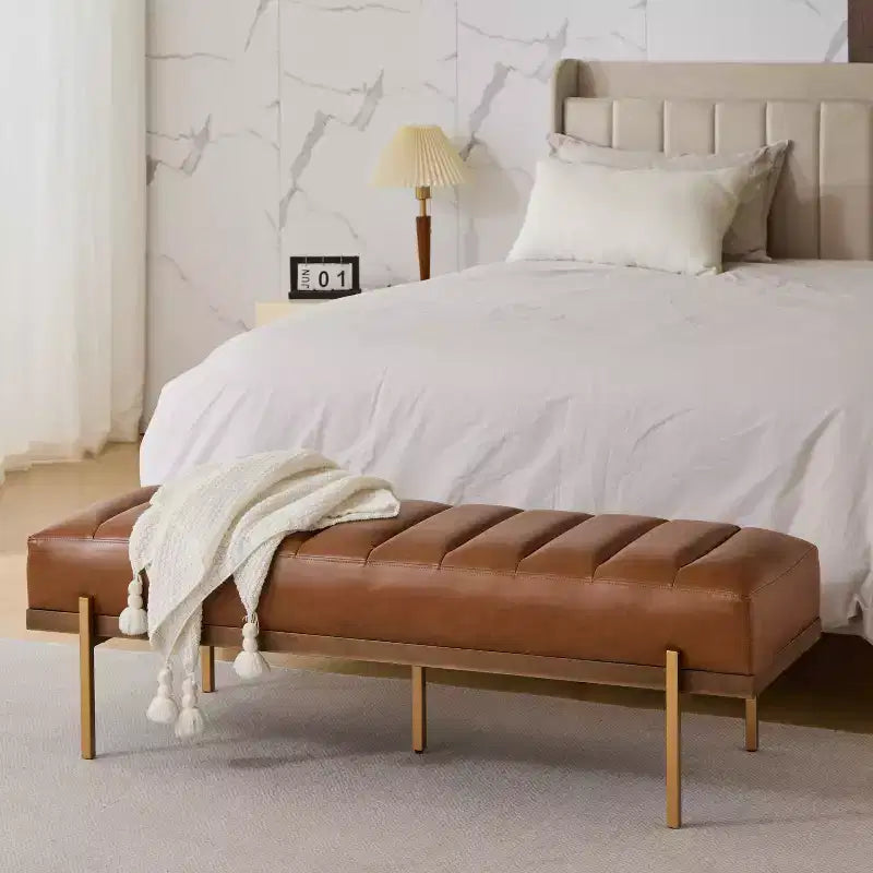 Pouf moderne de 55 W en similicuir capitonné à canaux, avec piètement doré