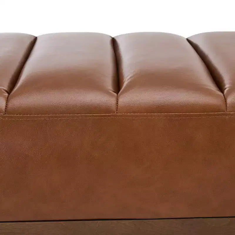 Pouf moderne de 55 W en similicuir capitonné à canaux, avec piètement doré