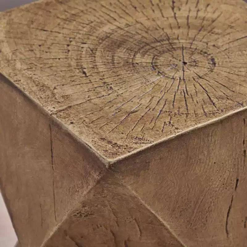 Leichter Beistelltisch aus Beton, handbemalt