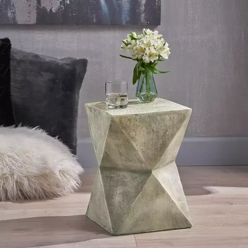 Leichter Beistelltisch aus Beton, handbemalt