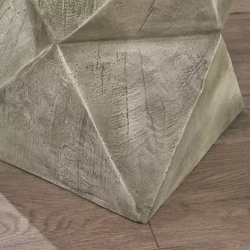 Leichter Beistelltisch aus Beton, handbemalt