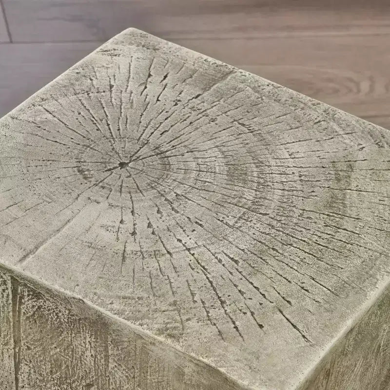 Leichter Beistelltisch aus Beton, handbemalt
