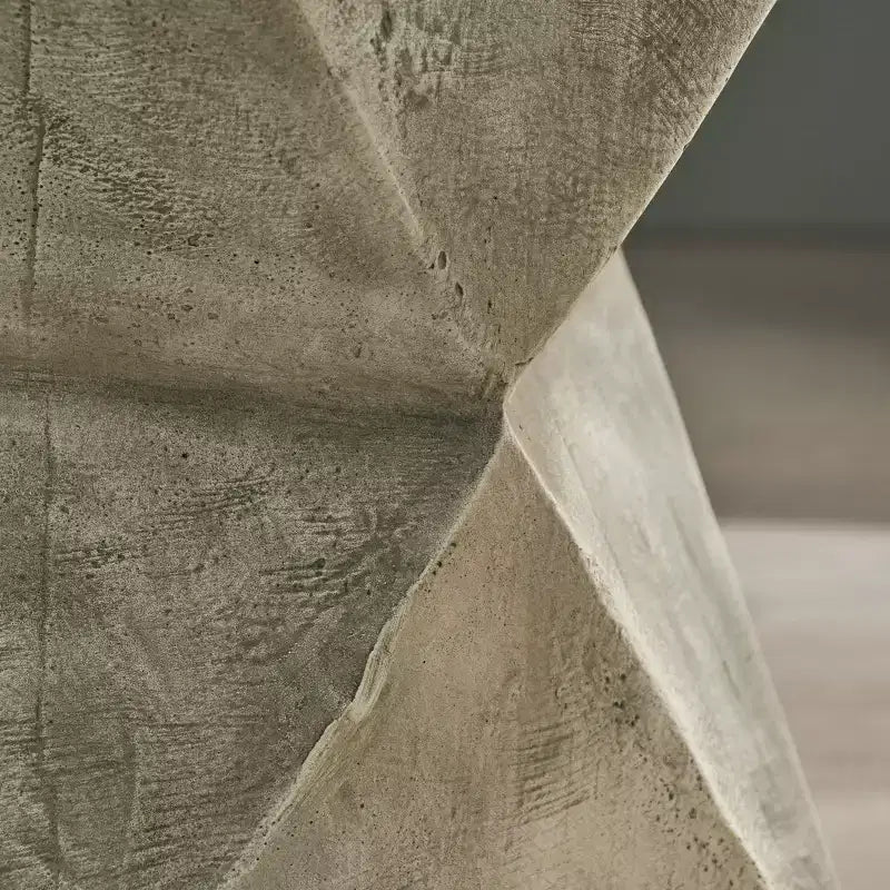 Leichter Beistelltisch aus Beton, handbemalt