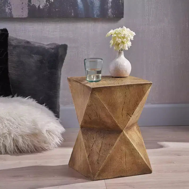 Leichter Beistelltisch aus Beton, handbemalt