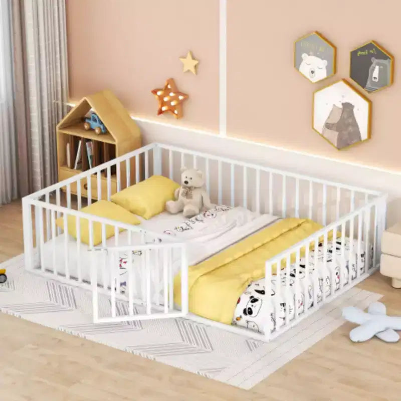 Metallbettgestell in Queen-Size mit umlaufendem Zaun und Türdesign