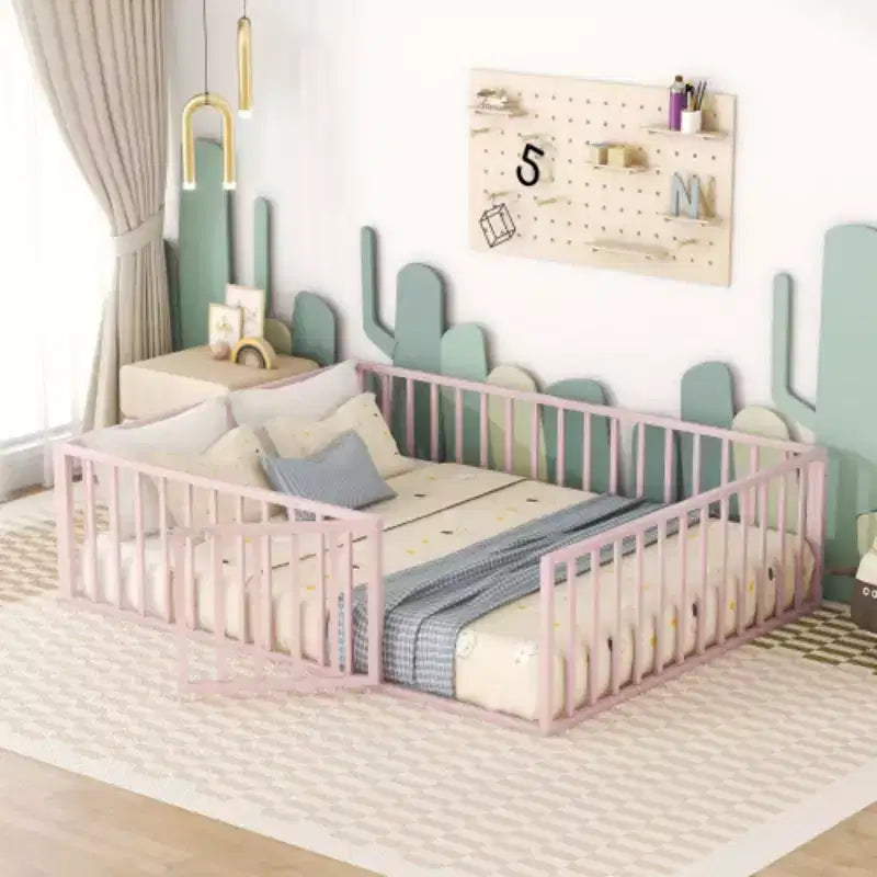 Metallbettgestell in Queen-Size mit umlaufendem Zaun und Türdesign