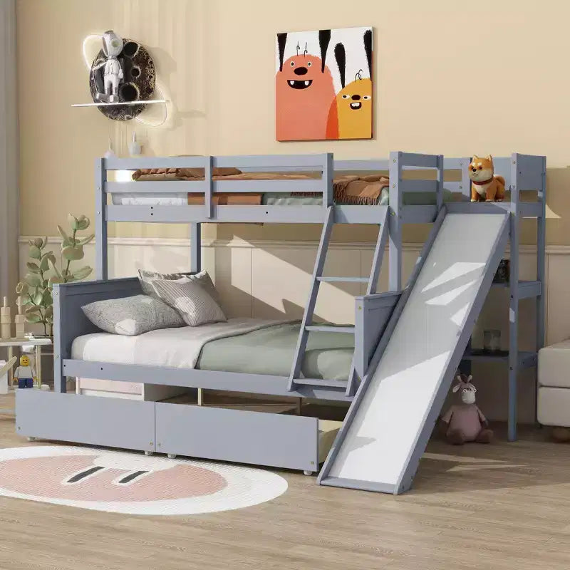 Lit superposé avec lit simple en haut et lit double en bas, 2 tiroirs, étagères, toboggan, échelle, barrières de sécurité et cadre en bois d’hévéa, blanc/gris