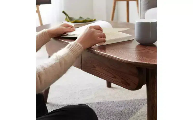 Mesa de centro ovalada de roble macizo de 47W con dos cajones