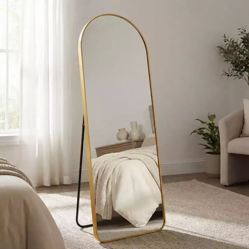 Gewölbter Ganzkörperspiegel mit Metallrahmen, modernes Design mit abgerundeten Ecken