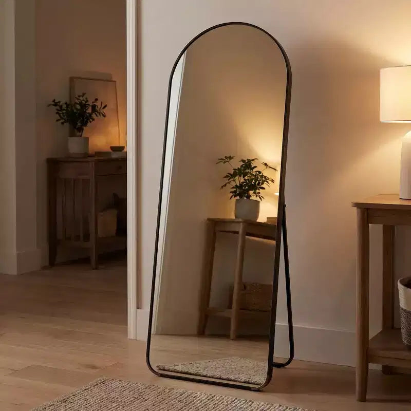 Miroir sur pied arqué pleine longueur avec cadre métallique, design moderne aux coins arrondis