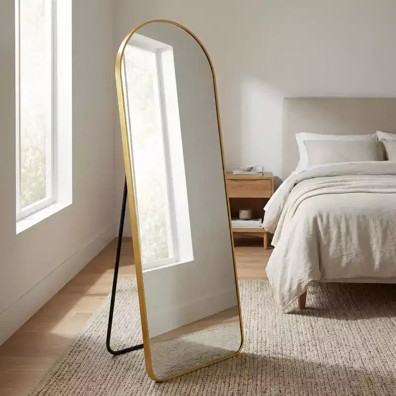 Miroir sur pied arqué pleine longueur avec cadre métallique, design moderne aux coins arrondis