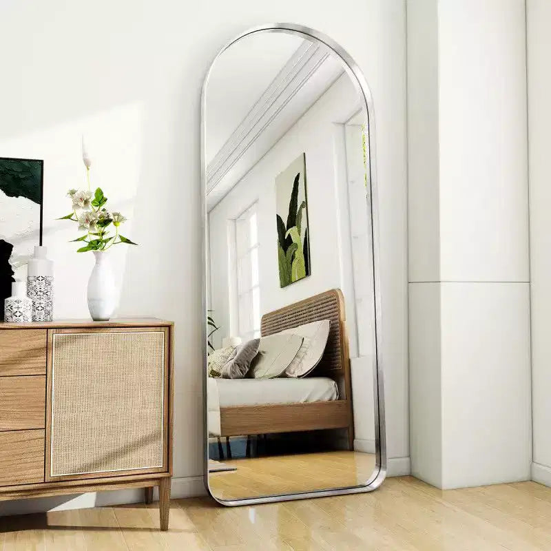 Miroir sur pied arqué pleine longueur avec cadre métallique, design moderne aux coins arrondis
