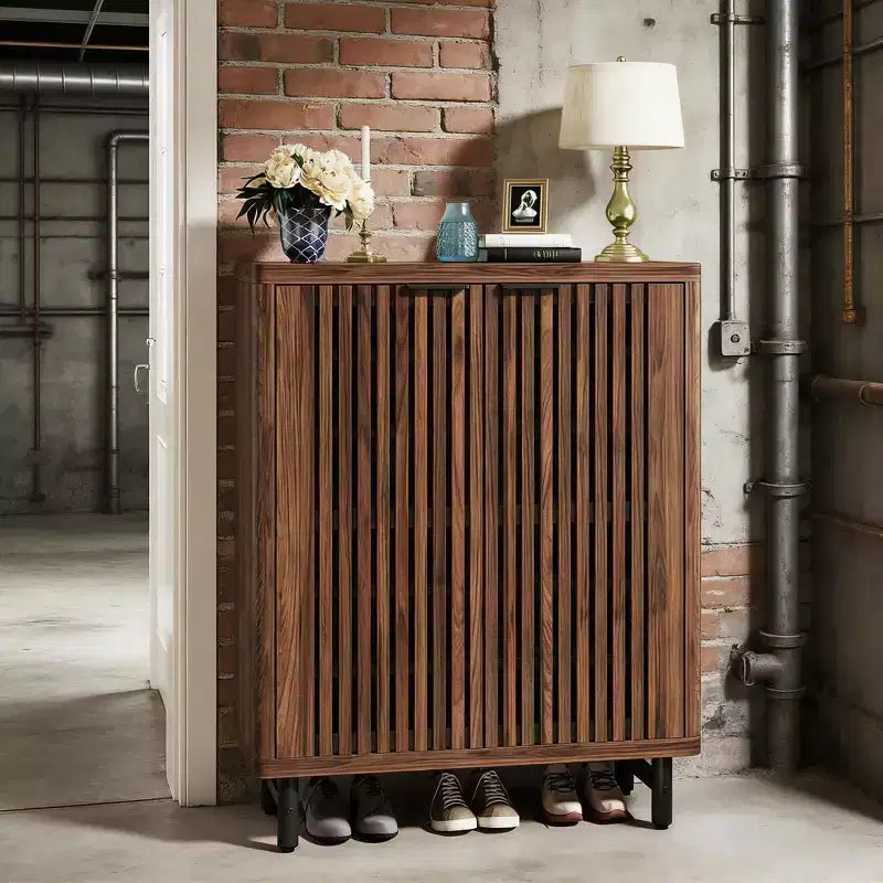 Zapatero de madera de 6 niveles con puertas de celosía y estantes ajustables