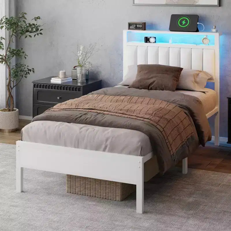 Cadre de lit simple blanc moderne avec station de recharge, éclairage LED, tête de lit rembourrée avec rangement, lit plateforme sans sommier nécessaire, pour chambre d’adolescent ou de jeu vidéo